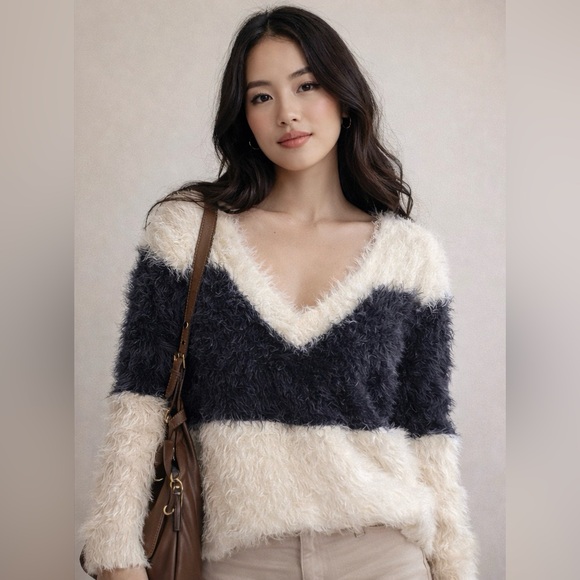 Chaser Sweaters - Chaser Fuzzy V-Neck Sweater - Navy and Cream